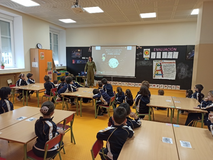 Patricia acercando la técnica aeroespacial a los estudiantes de 3º de infantil