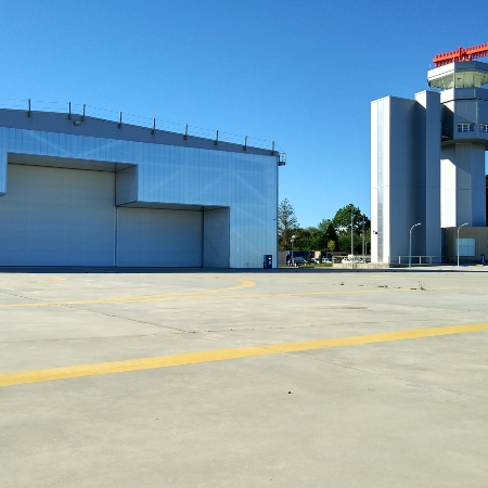 Torre de Control y Hangar