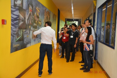 Participantes en las Conferencias OMAE 2018 en el pasillo de entrada Cehipar