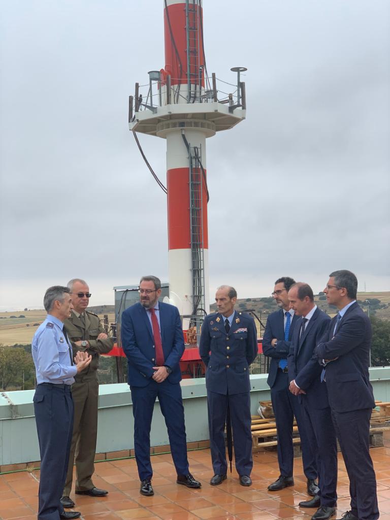 Imagen de las autoridades que asistieron a la visita del CEAR. Al fondo torre de evaluación