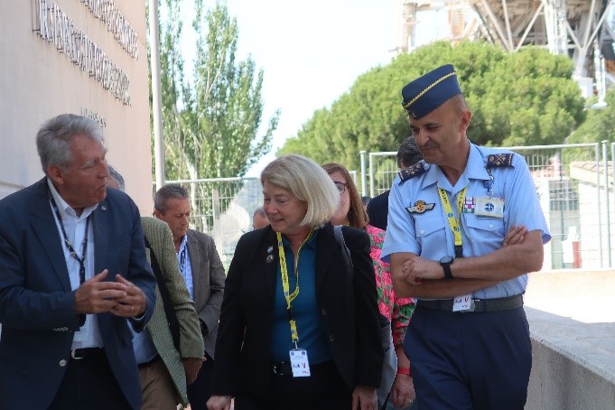 En la imagen, de izquierda a derecha, el Director del Complejo de Robledo, el General de División Moises Fernández Álvaro, Pamela Melroy, Administradora adjunta de la Nasa y el Director General del INTA, Teniente General Julio Ayuso Miguel