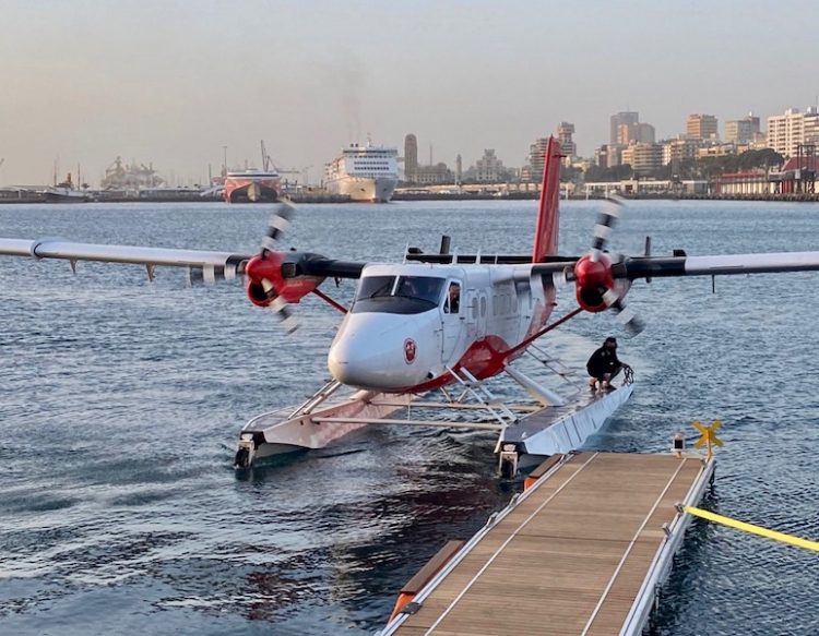 El hidroavión de la aerolínea española Surcar maniobra para atracar junto al pantalán de Santa Cruz de Tenerife