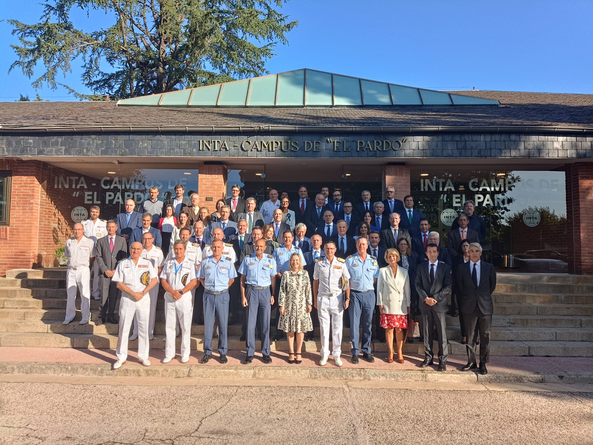 Foto oficial de la reunión mantenida  con las empresas vinculadas al sector naval en 