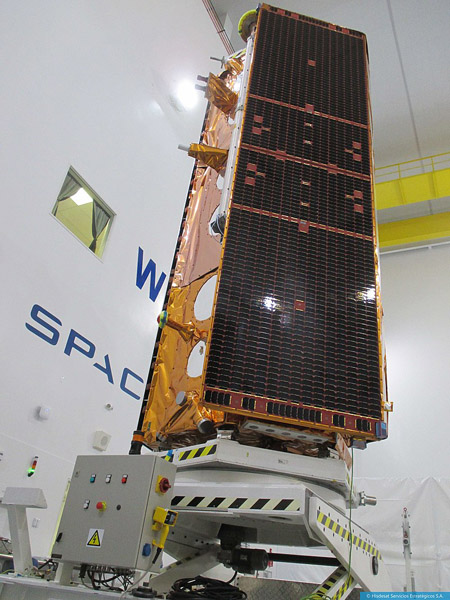 Satélite PAZ en SpaceX siendo preparado para el lanzamiento